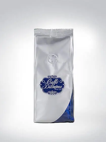 Vakuumverpackter Caffè Diemme Kaffee in einer weißen und blauen Verpackung mit elegantem Logo.